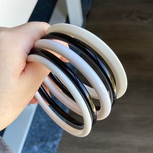 Lot Of 5 Black And White Lucite Plastic Bangle Bracelets